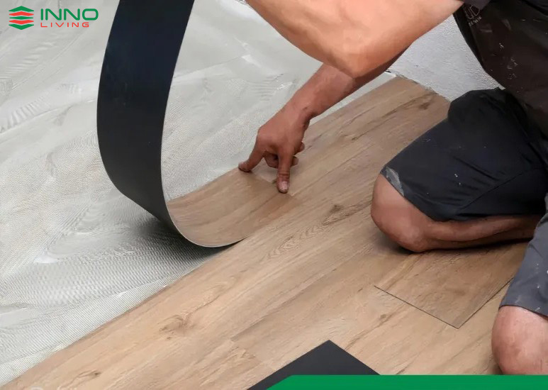 So Sánh Sàn Vinyl Hèm Khóa Và Sàn Vinyl Dán Keo 4 So sánh sàn vinyl hèm khóa và sàn vinyl dán keo