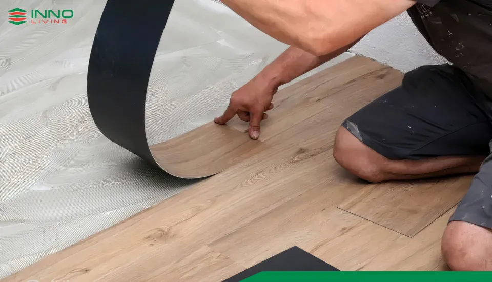 So sánh sàn vinyl hèm khóa và sàn vinyl dán keo về độ bền bỉ So sánh sàn vinyl hèm khóa và sàn vinyl dán keo về độ bền bỉ