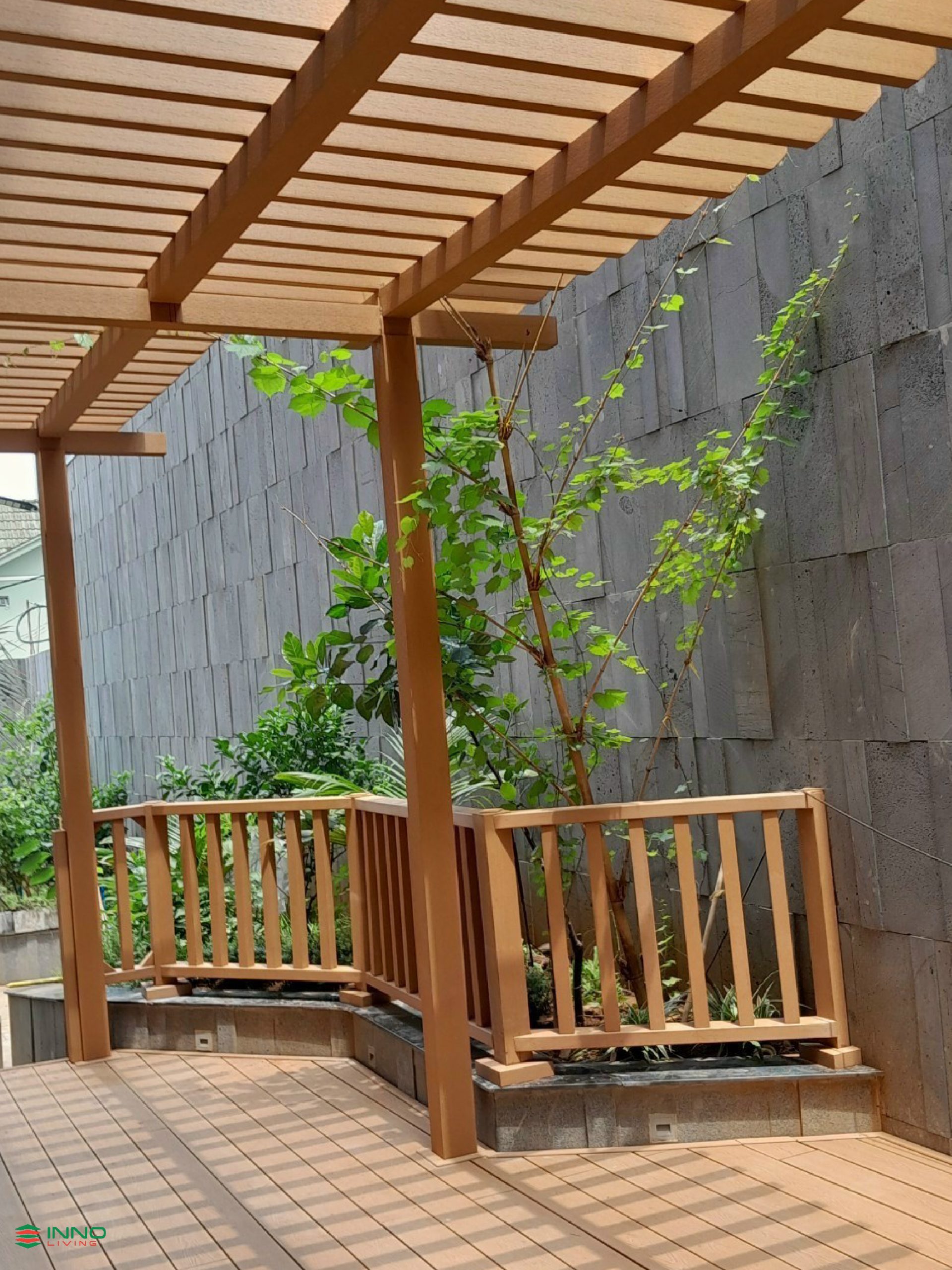 Bạn có thể dùng thanh lam gỗ nhựa ngoài trời 150x50 làm hàng rạo hoặc làm mái che tạo không gian xanh cho ngôi nhà