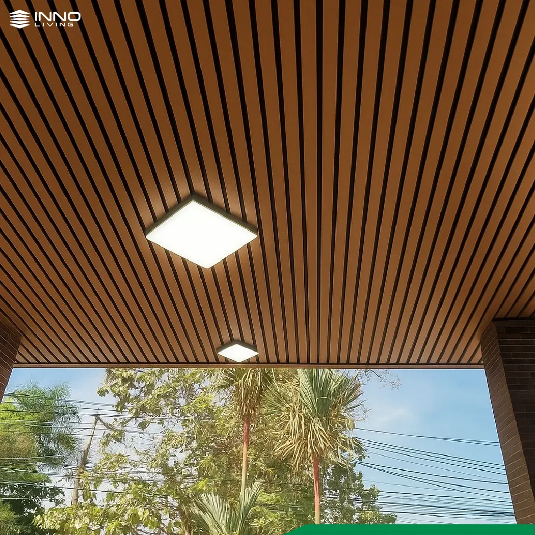 Tấm ốp lam sóng gỗ nhựa có tính thẩm mỹ cao nhờ màu sắc và vân gỗ đa dạng, phù hợp với mọi phong cách