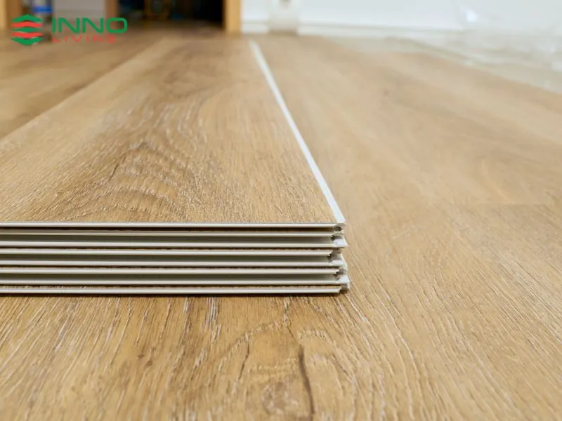 Một trong những yếu tố quan trọng nhất trước khi thi công sàn nhựa vinyl hèm khóa SPC là đảm bảo mặt nền phẳng, cứng, khô ráo và sạch sẽ