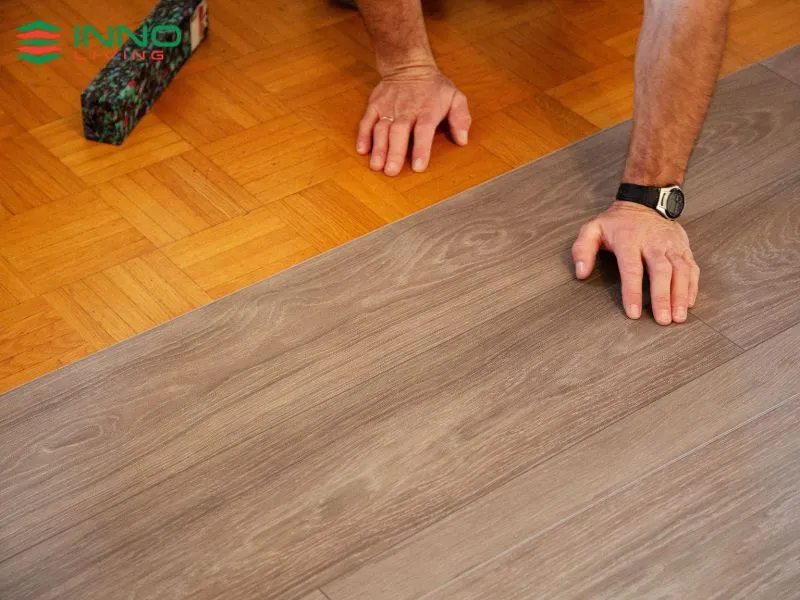 Thi công sàn nhựa vinyl spc hèm khóa bị phồng