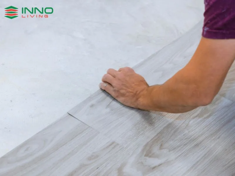 Innoliving – Giải pháp thi công sàn nhựa vinyl SPC hèm khóa chuyên nghiệp và tinh tế