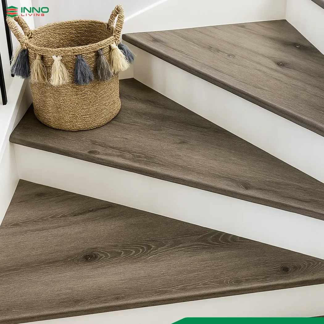 Nhờ đặc tính chống bám bụi của tấm ốp cầu thang nên bạn chỉ cần sử dụng chổi lau nhà Nhờ đặc tính chống bám bụi của tấm ốp cầu thang nên bạn chỉ cần sử dụng chổi lau nhà
