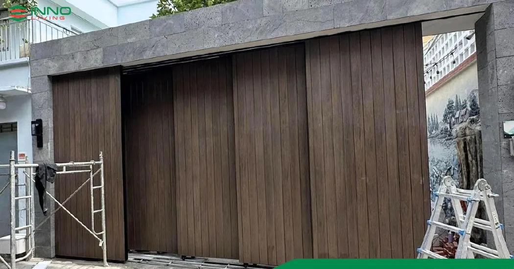 Cổng gỗ nhựa ngoài trời bền, đẹp, chi phí hợp lý, dễ lắp đặt và thân thiện môi trường