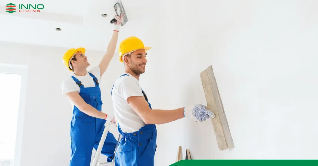 Trước khi thi công tấm ốp tường PVC Nano, cần vệ sinh về mặt tường Trước khi thi công tấm ốp tường PVC Nano, cần vệ sinh về mặt tường