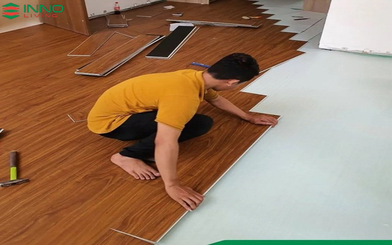 Vì Sao Nên Lắp Đặt Sàn Vinyl SPC Cho Nhà Chung Cư? 5 Lắp đặt sàn vinyl SPC cho nhà chung cư nhanh chóng bằng hệ hèm khóa thông minh