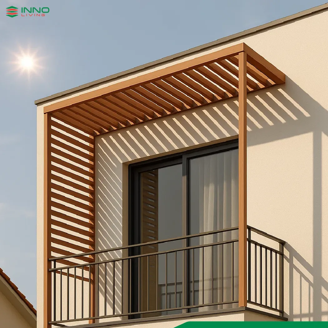 Tùy vào hướng nắng, nên lắp lam che nắng gỗ nhựa ở mặt tiền, ban công để giảm nhiệt và bảo vệ nội thất