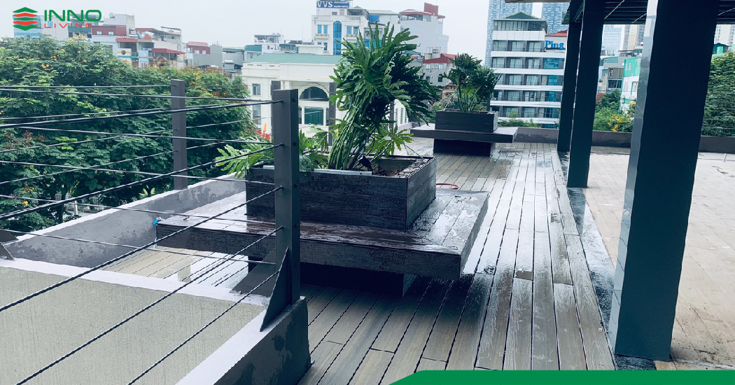 Với khả năng chống trơn trượt và chống thấm nước, sản phẩm sàn nhựa gỗ ngoài trời rất thích hợp cho các khu vực như hồ bơi Với khả năng chống trơn trượt và chống thấm nước, sản phẩm sàn nhựa gỗ ngoài trời thích hợp cho mọi trí